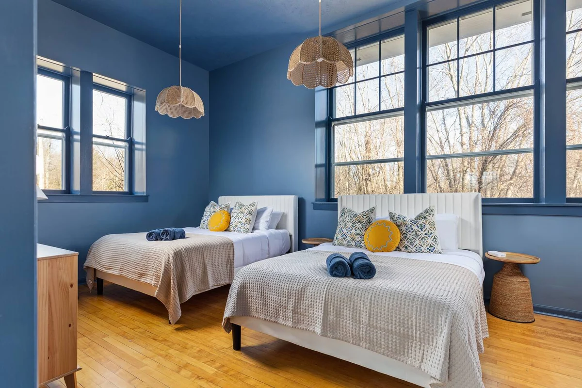 SchoolHouse now Lux BNB! Gym, Sauna, HotTub, GameRoom #61