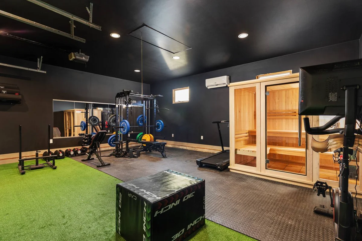 SchoolHouse now Lux BNB! Gym, Sauna, HotTub, GameRoom #17