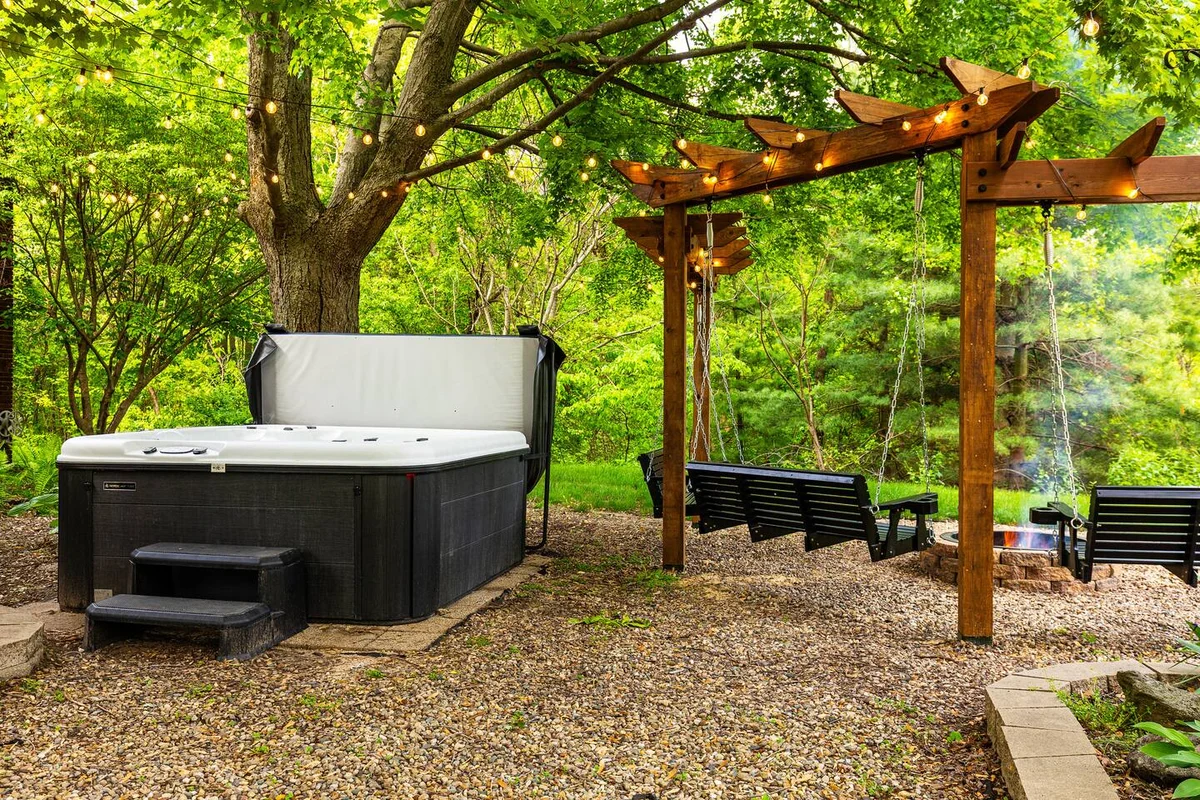 SchoolHouse now Lux BNB! Gym, Sauna, HotTub, GameRoom #32