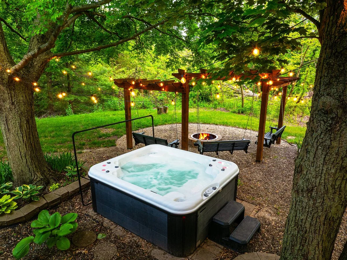 SchoolHouse now Lux BNB! Gym, Sauna, HotTub, GameRoom #24