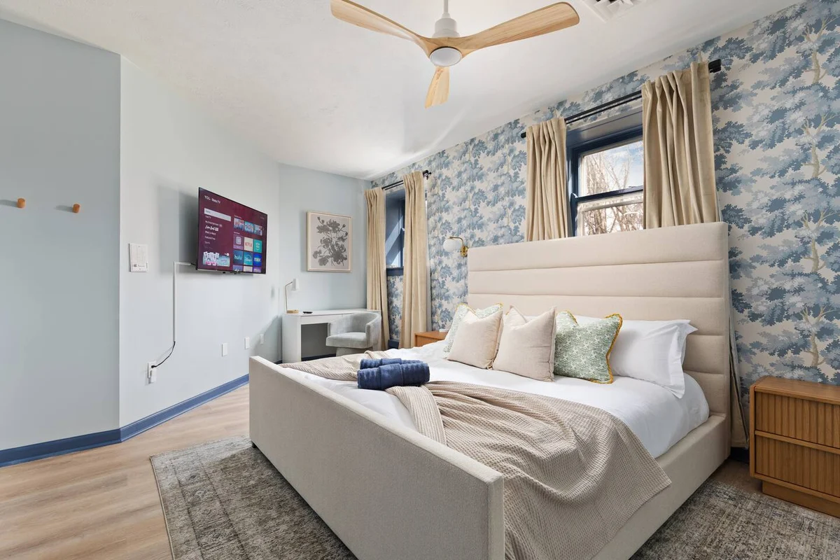 SchoolHouse now Lux BNB! Gym, Sauna, HotTub, GameRoom #148