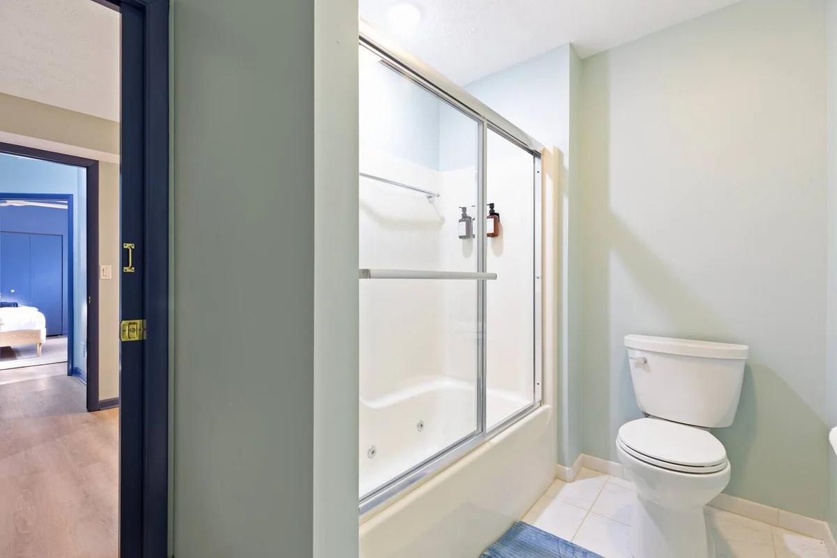 SchoolHouse now Lux BNB! Gym, Sauna, HotTub, GameRoom #173