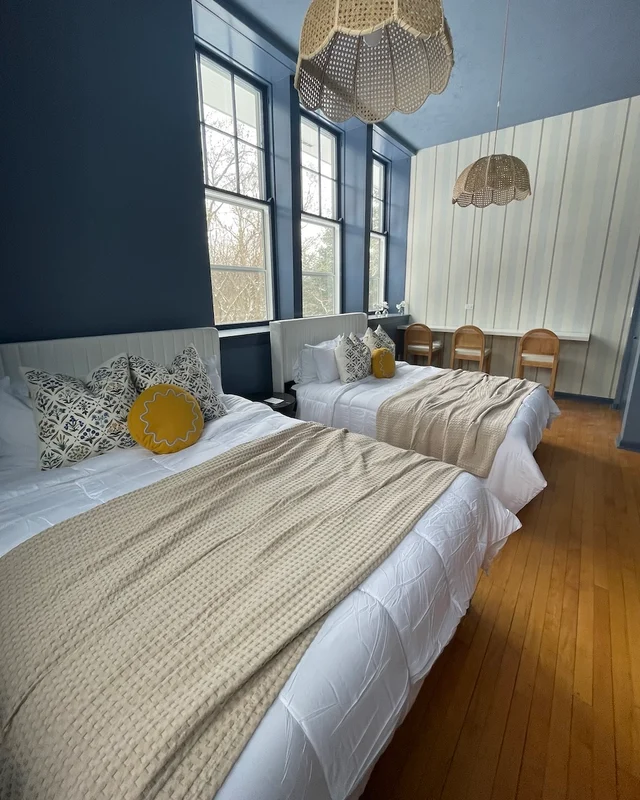 SchoolHouse now Lux BNB! Gym, Sauna, HotTub, GameRoom #186