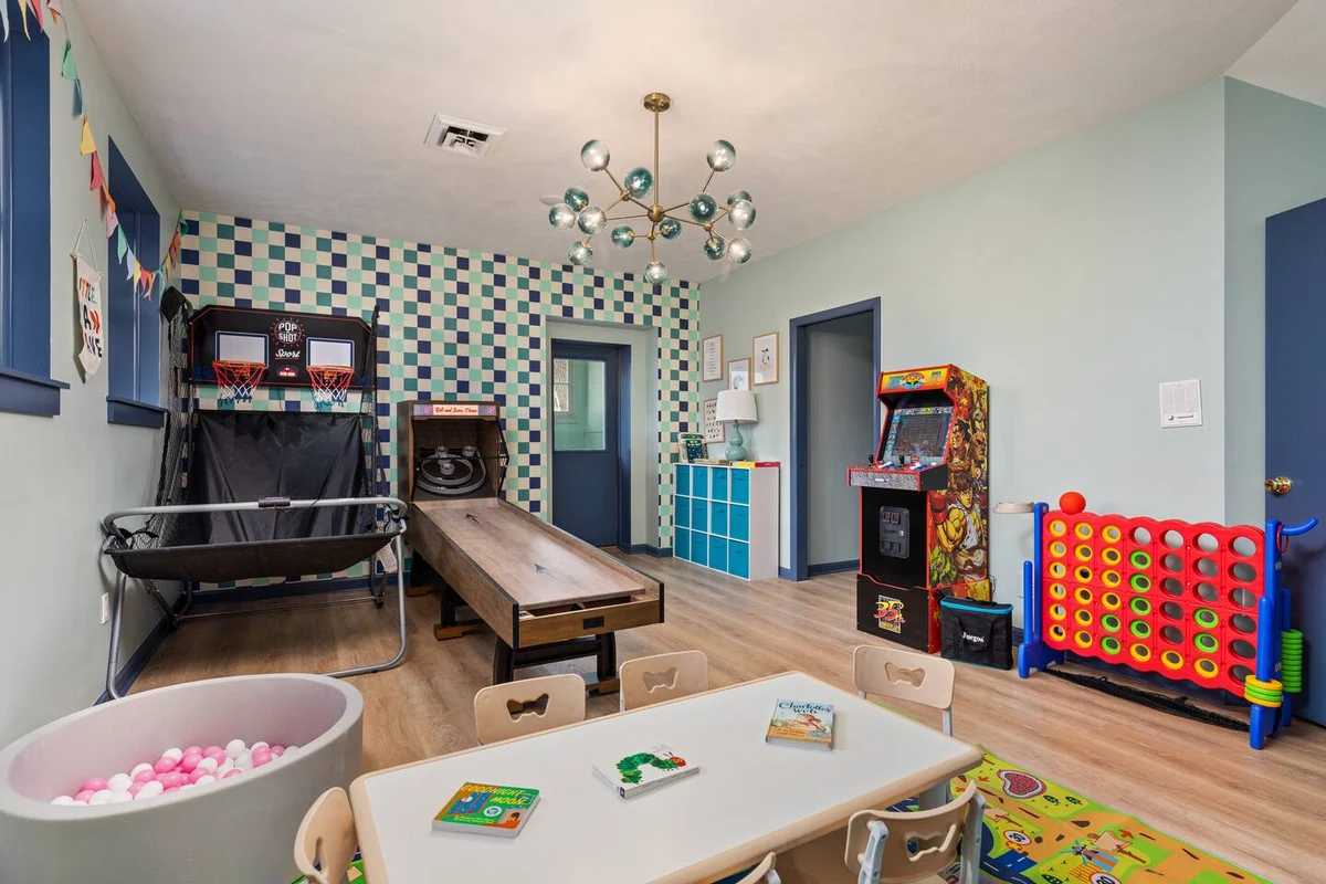 SchoolHouse now Lux BNB! Gym, Sauna, HotTub, GameRoom #195