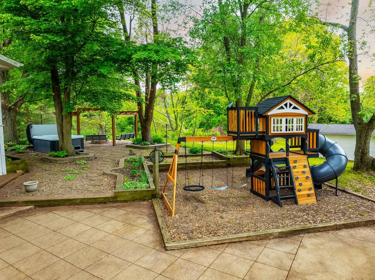 SchoolHouse now Lux BNB! Gym, Sauna, HotTub, GameRoom #78