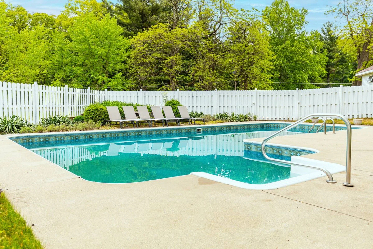 SchoolHouse now Lux BNB! Gym, Sauna, HotTub, GameRoom #161