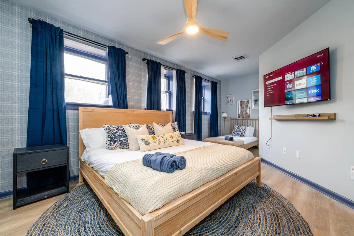 SchoolHouse now Lux BNB! Gym, Sauna, HotTub, GameRoom #120