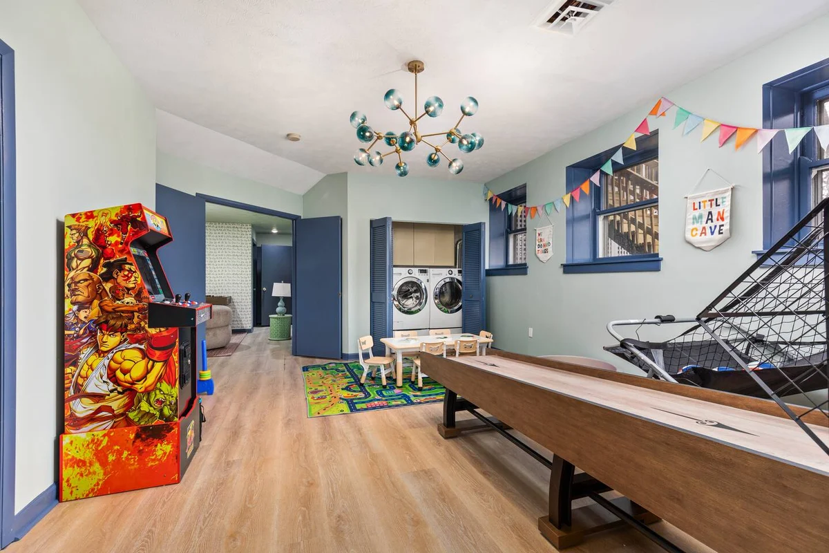 SchoolHouse now Lux BNB! Gym, Sauna, HotTub, GameRoom #72