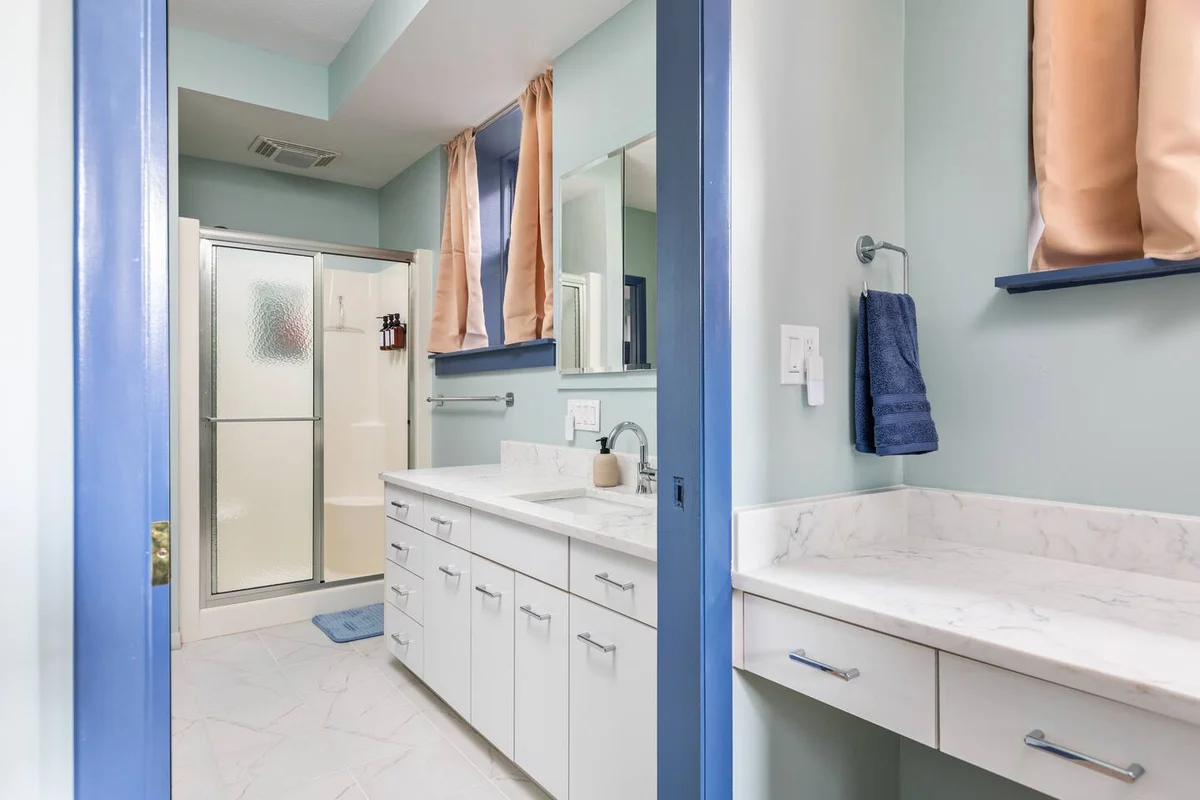 SchoolHouse now Lux BNB! Gym, Sauna, HotTub, GameRoom #97