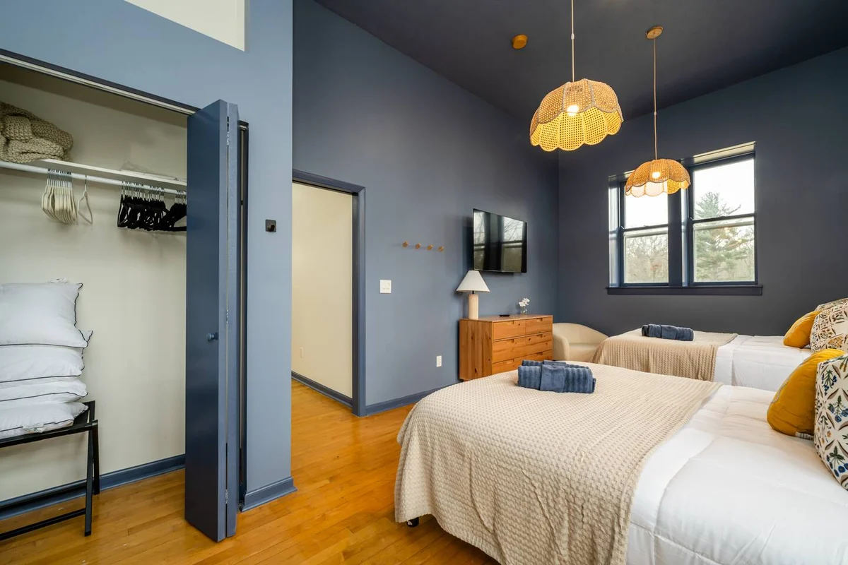 SchoolHouse now Lux BNB! Gym, Sauna, HotTub, GameRoom #73