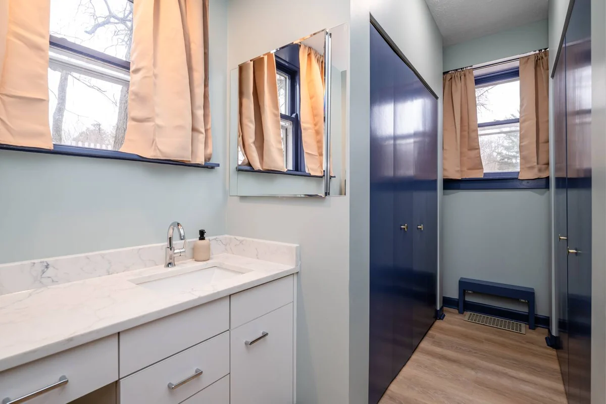 SchoolHouse now Lux BNB! Gym, Sauna, HotTub, GameRoom #184