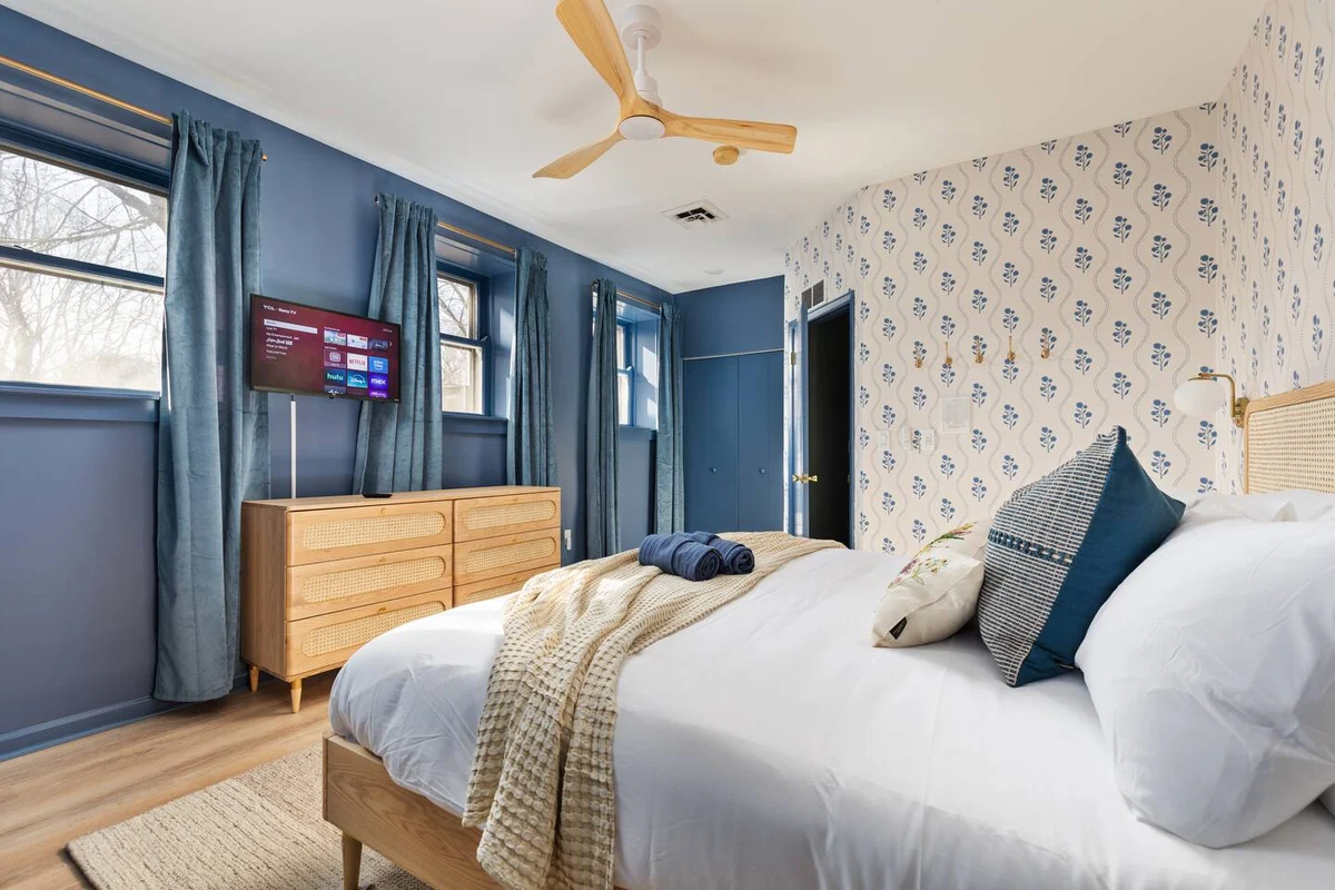 SchoolHouse now Lux BNB! Gym, Sauna, HotTub, GameRoom #192