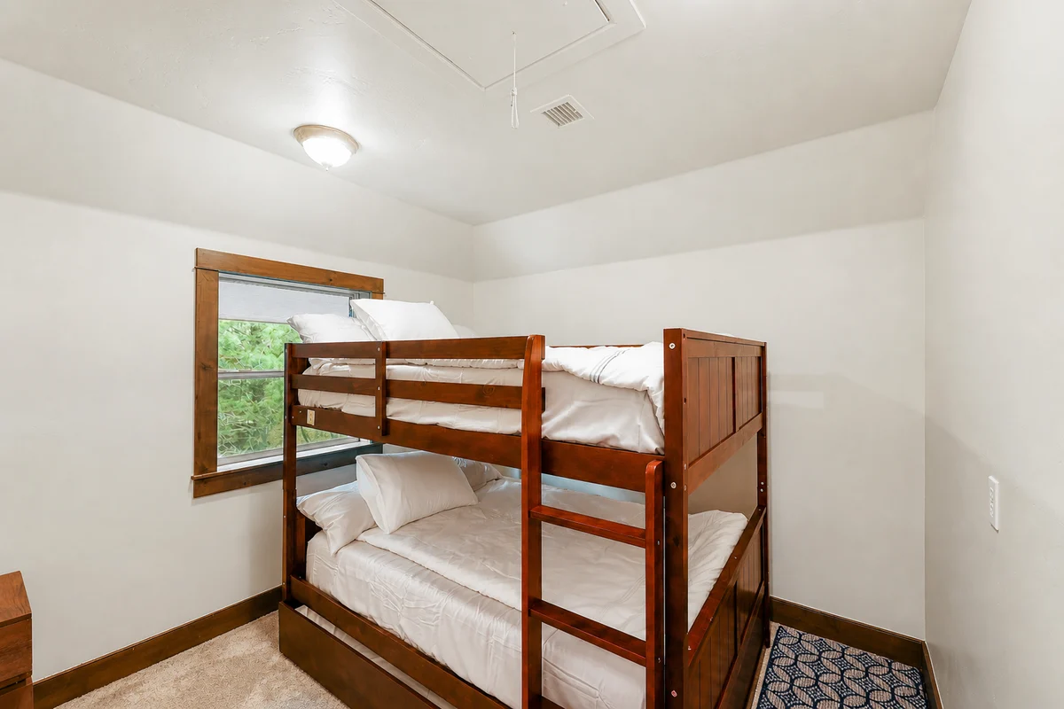 Bedroom 5 image 1