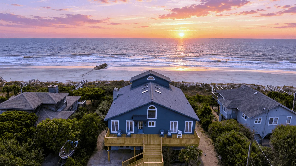 Lighthouse by AvantStay | Beachfront + Pool + Game Room | Rooftop Firepit + Ocean Views | Folly Beach + Private Beach Access #85