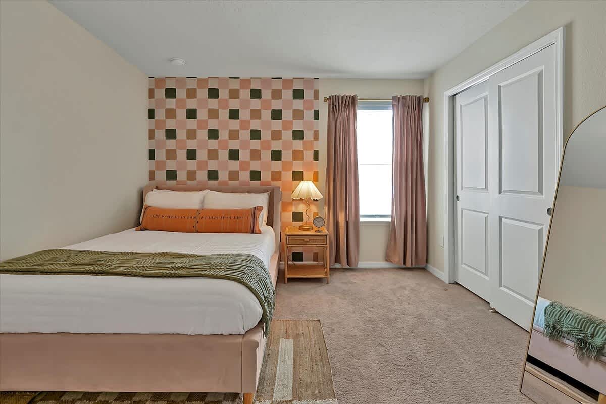 Bedroom 6 image 1