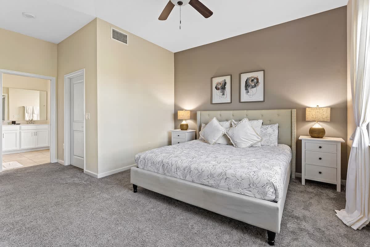 Apartment in Four Corners property photo 2