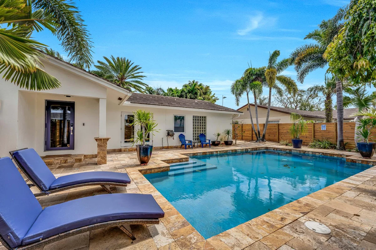 6830 Fort Lauderdale #103