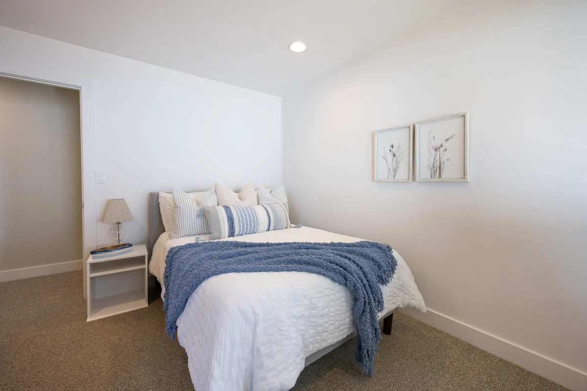 Bedroom 6 image 1