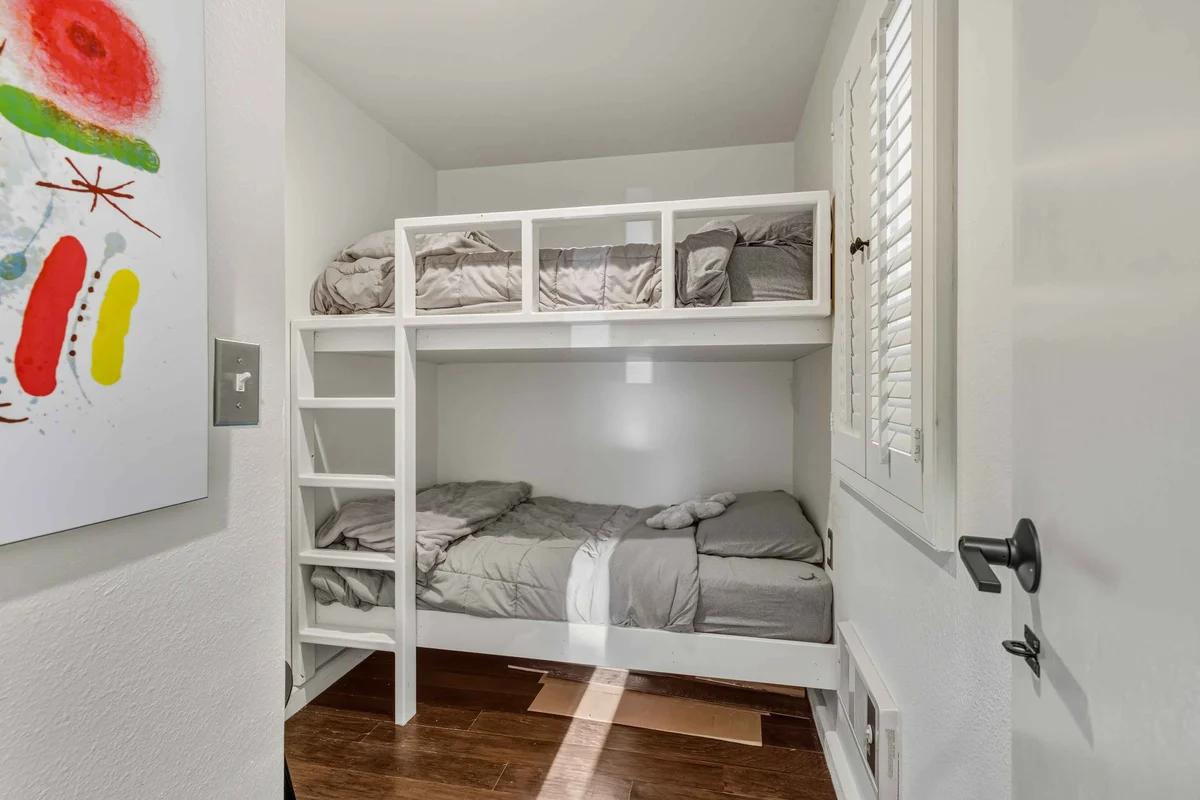 Bedroom 2 image 1