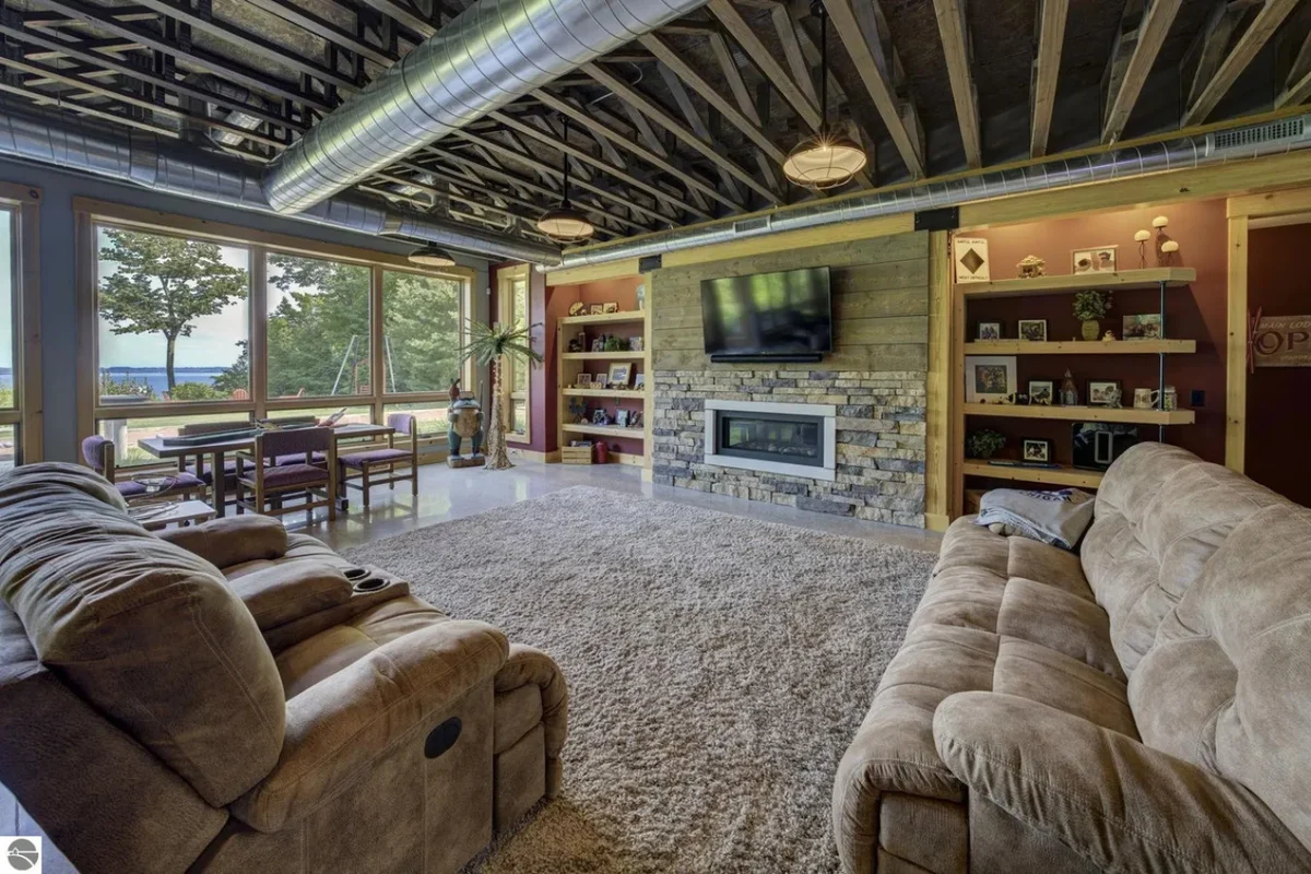 Home in Suttons Bay property photo 4