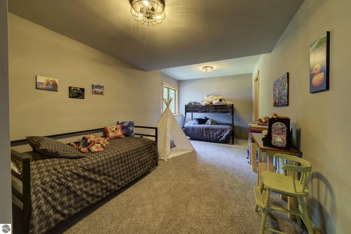 Bedroom 6 image 1
