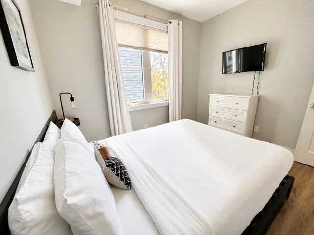 Bedroom 2 image 1