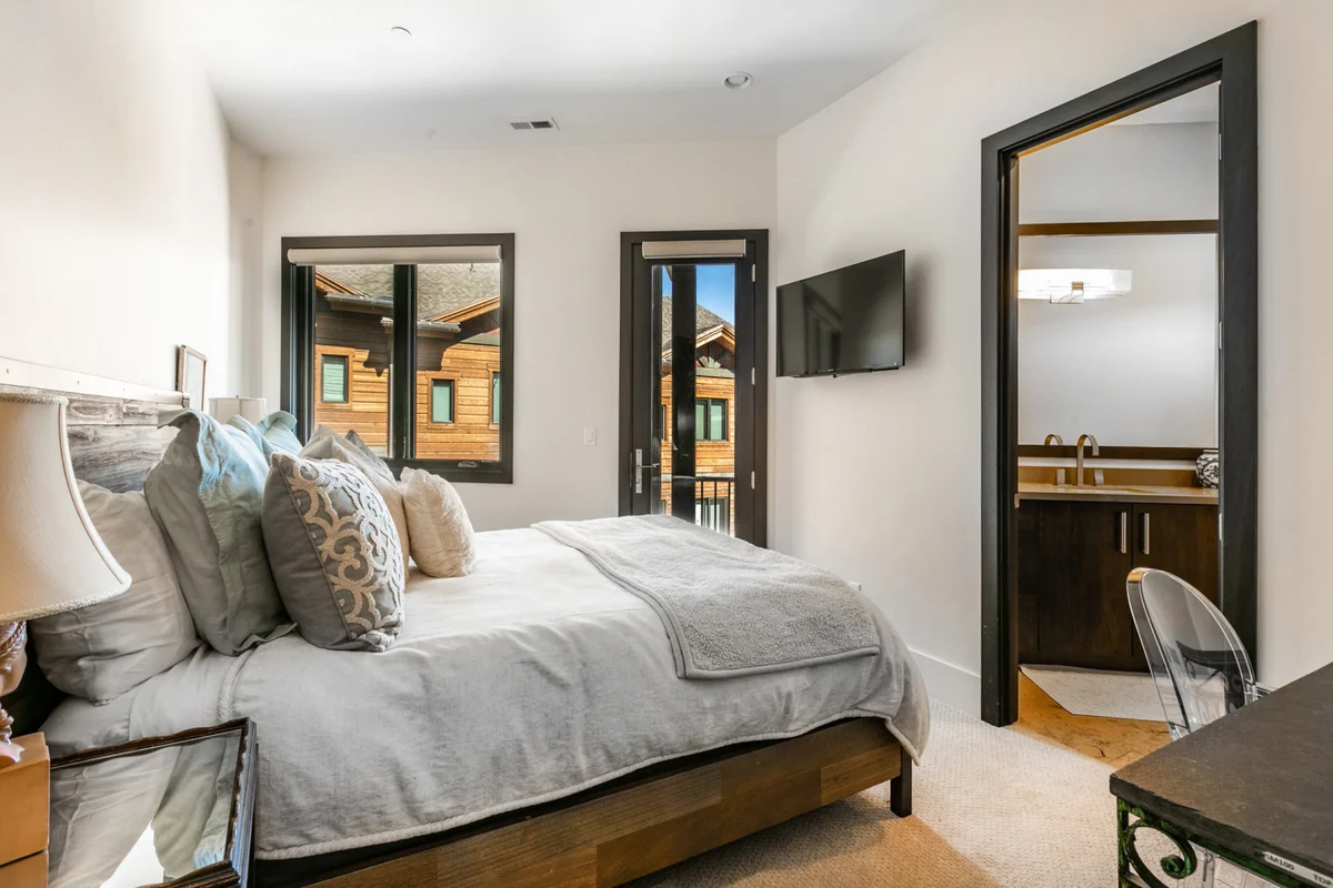 Bedroom 1 image 1
