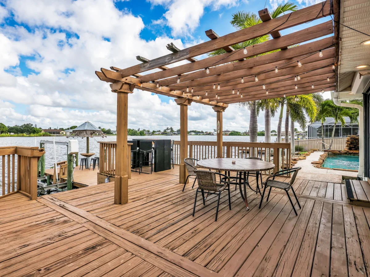 Palm Tree Retreat - Lakefront with Pool & Fire Pit #42