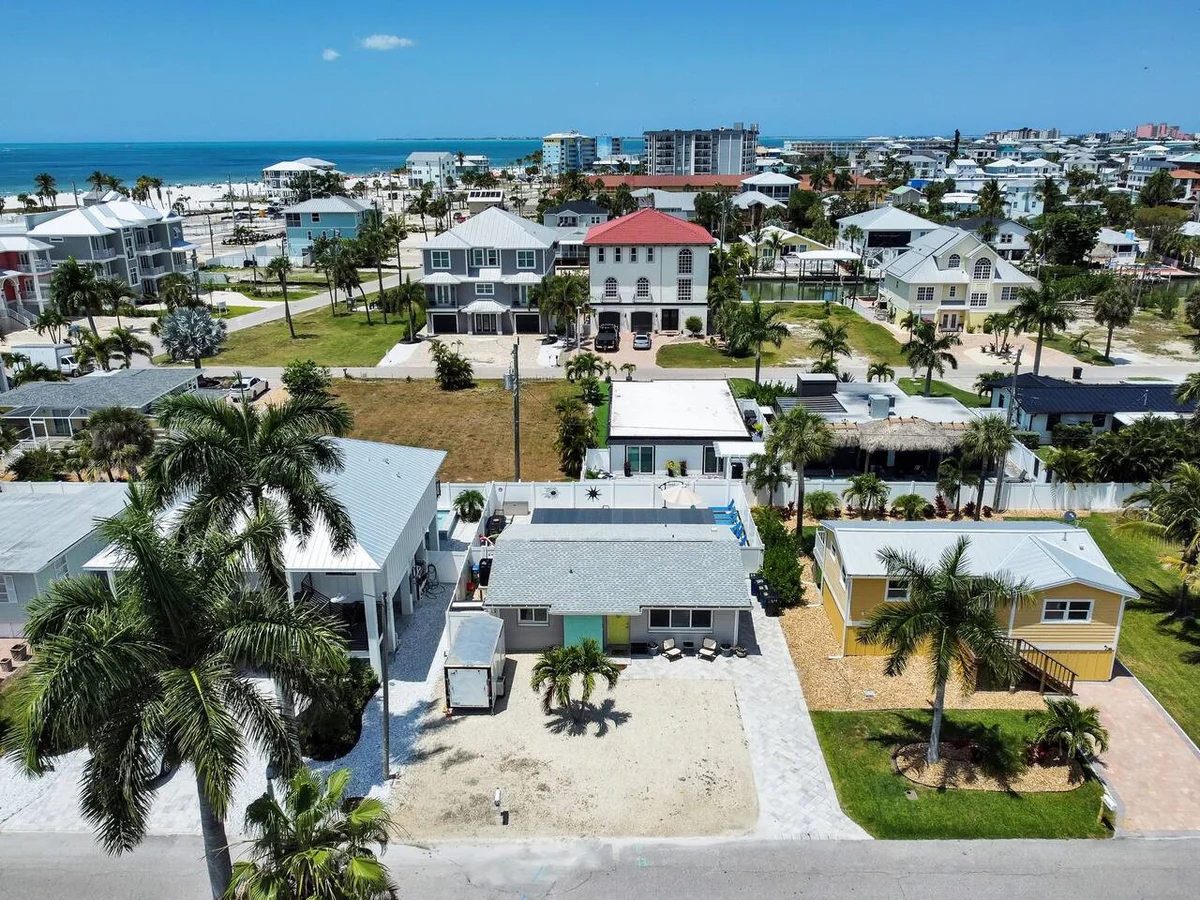 Pearl Beach House - Walk to FMB, Pool & Hot Tub! #9