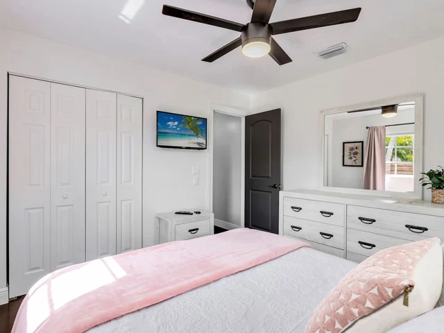 Bedroom 2 image 1