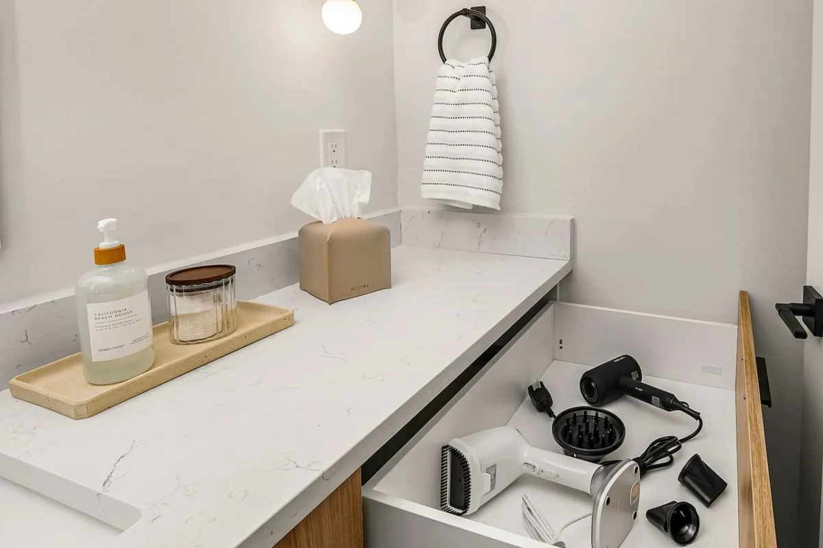 Villa Driftwood by Downtown & Beach #13