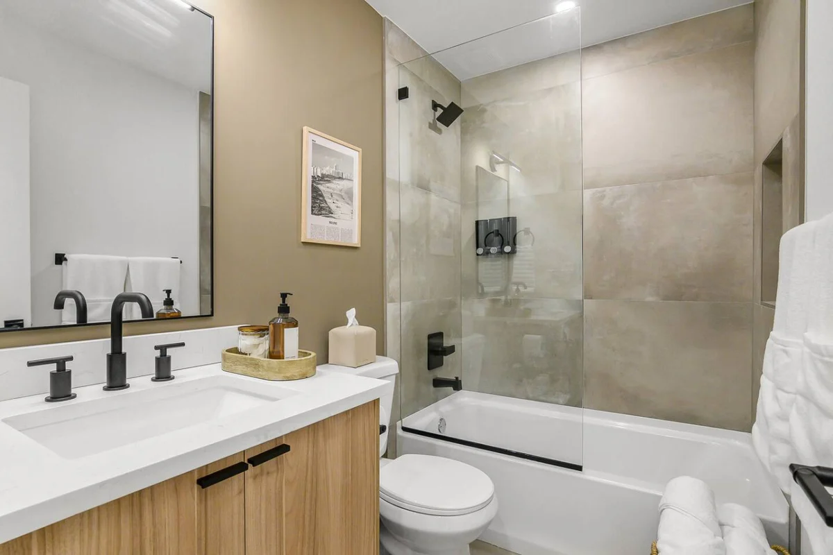 Villa Driftwood by Downtown & Beach #12