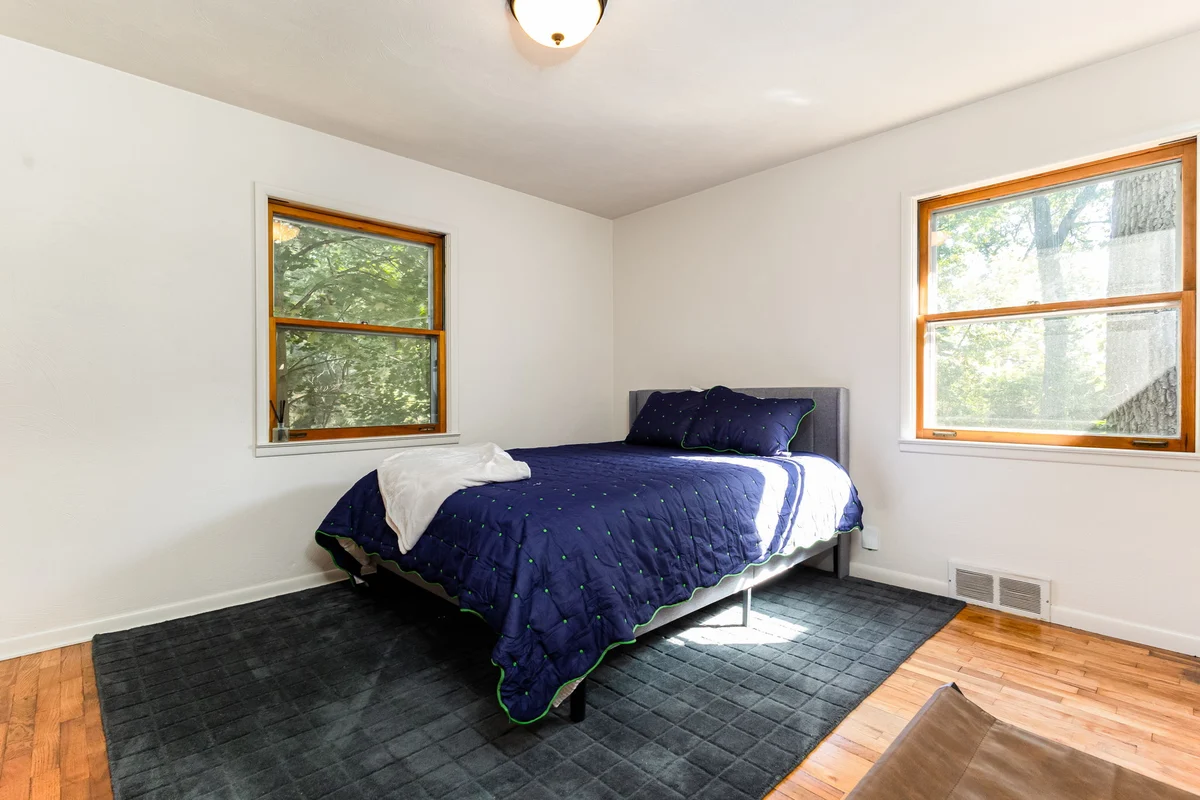 Bedroom 6 image 1