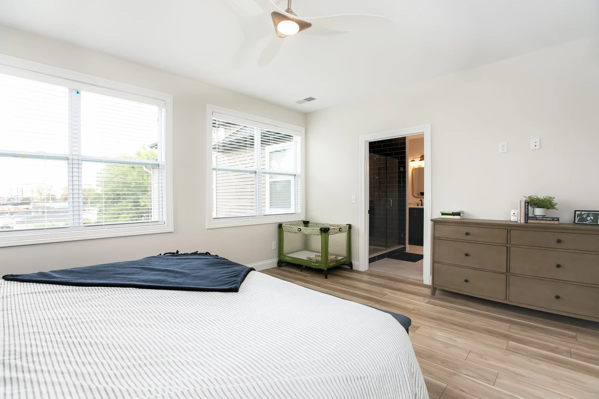 Bedroom 6 image 1