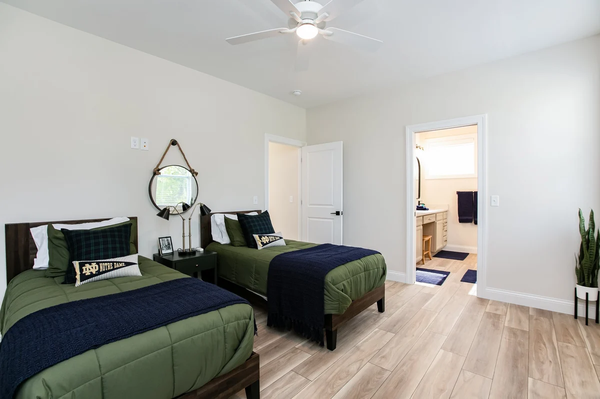 Bedroom 6 image 1