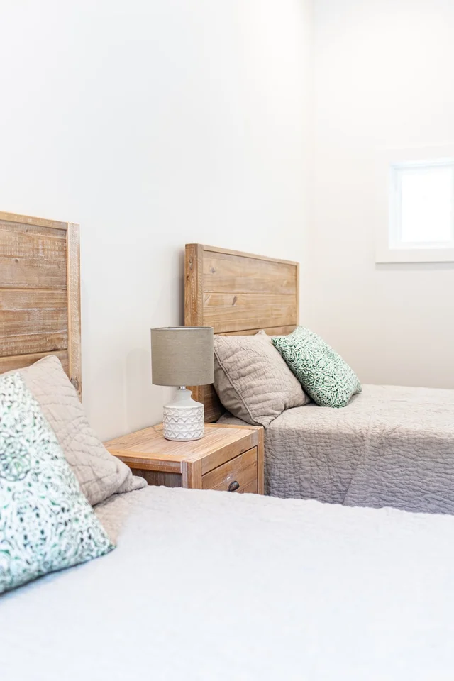 Bedroom 5 image 1