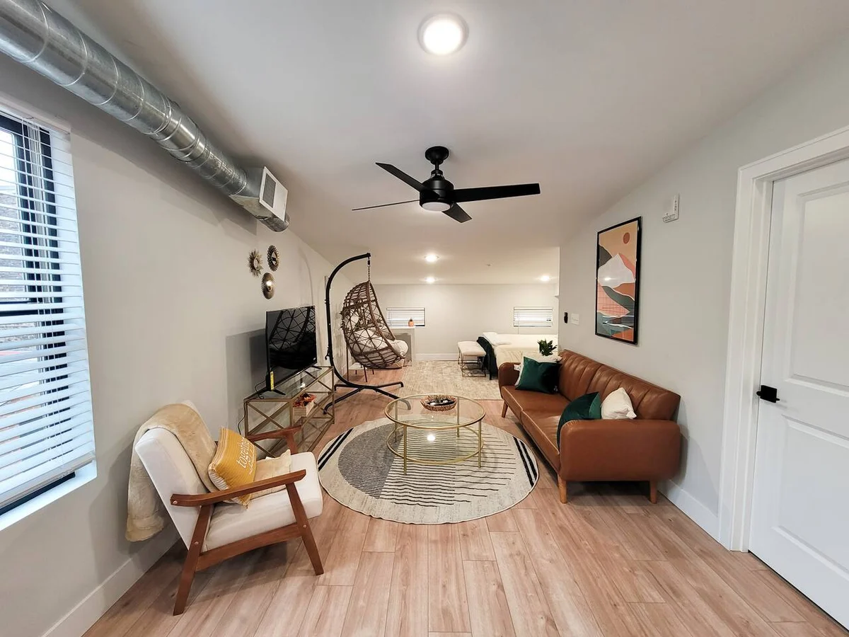 OTR by TQL+Studio+Queen Bed+50in Smart TV+Wifi property photo 1