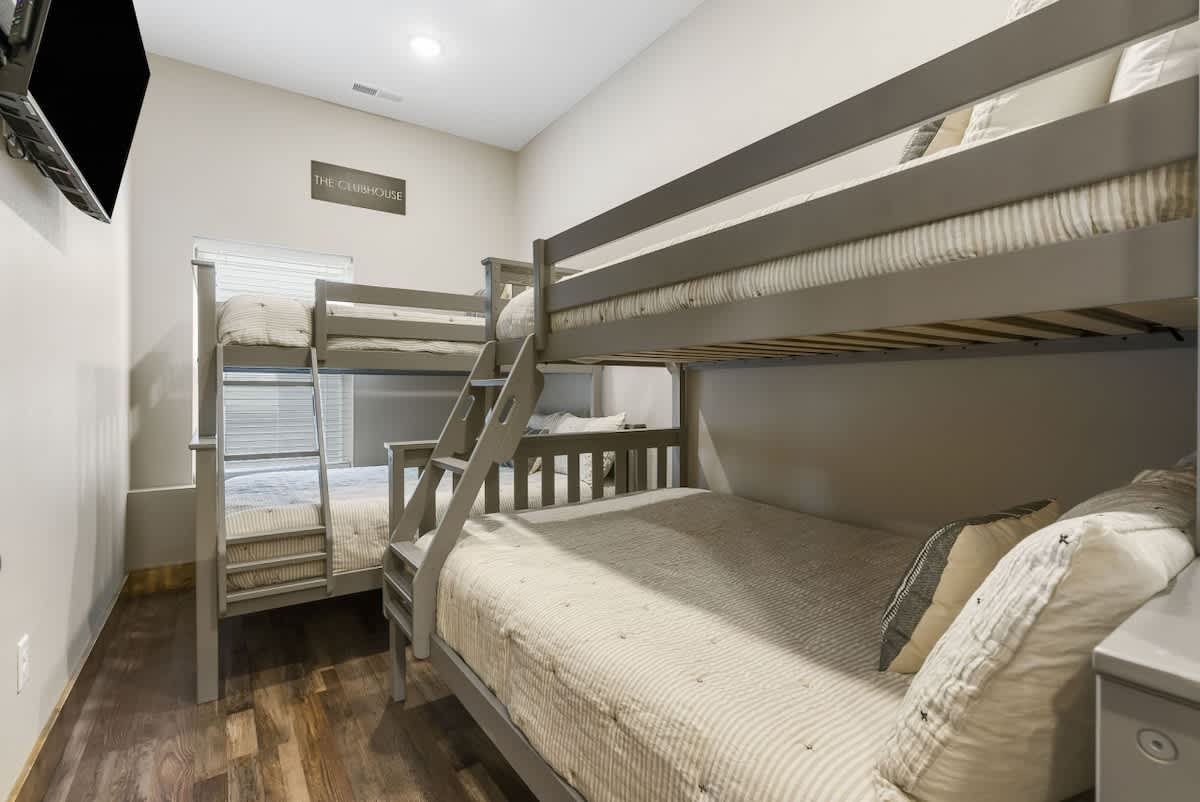 Bedroom 1 image 1