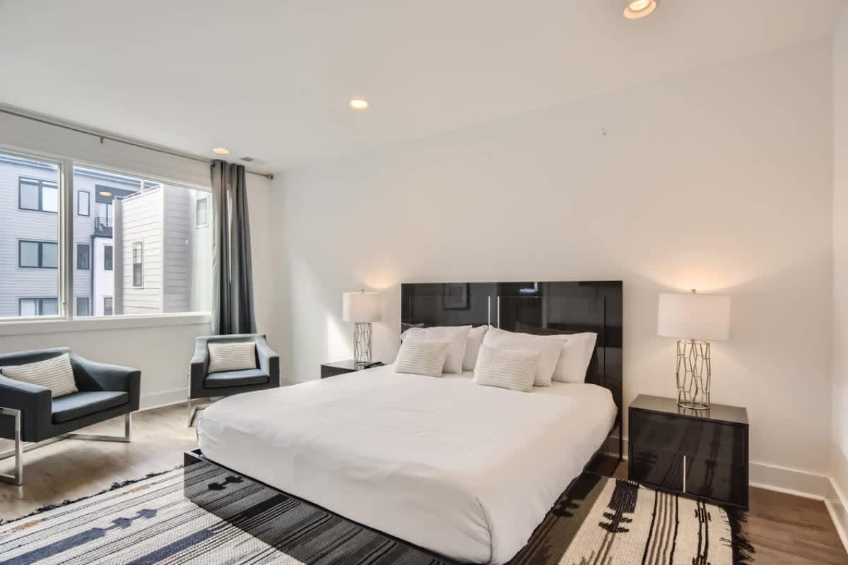 Gulch Walkable 3BR w/ Roof Deck & Skyline View #4