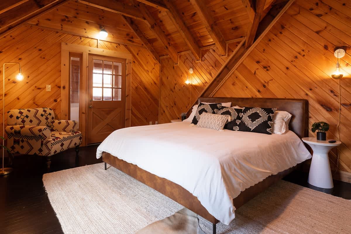 Chic Cabin w/ Fast WiFi & Fire Pit near Fun #4