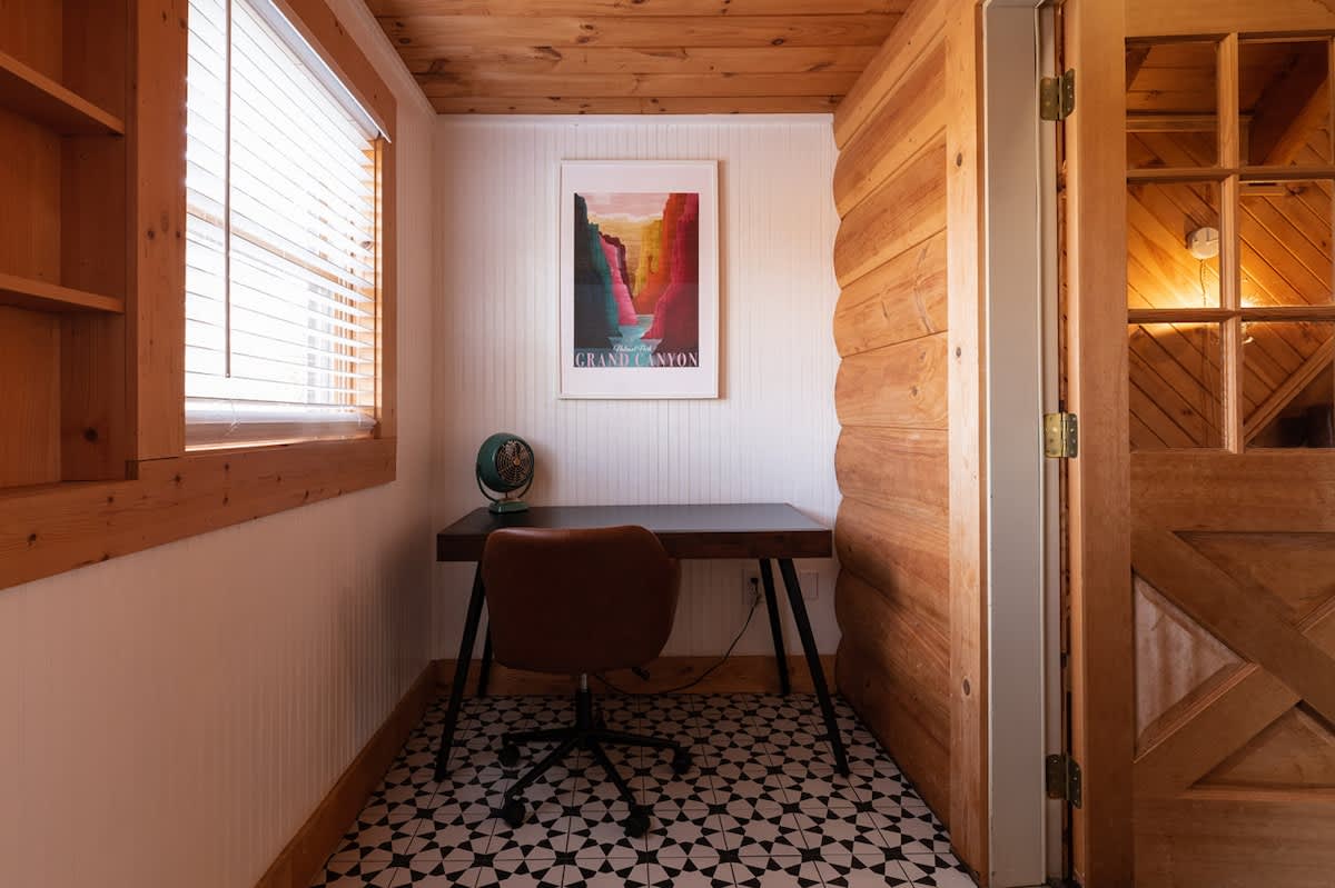 Chic Cabin w/ Fast WiFi & Fire Pit near Fun #47