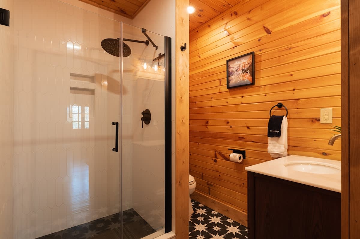 Chic Cabin w/ Fast WiFi & Fire Pit near Fun #21