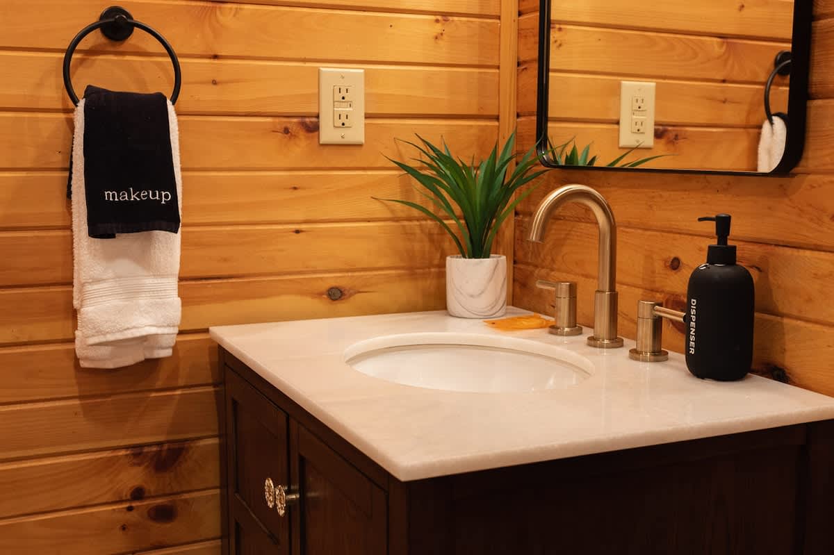 Chic Cabin w/ Fast WiFi & Fire Pit near Fun #10