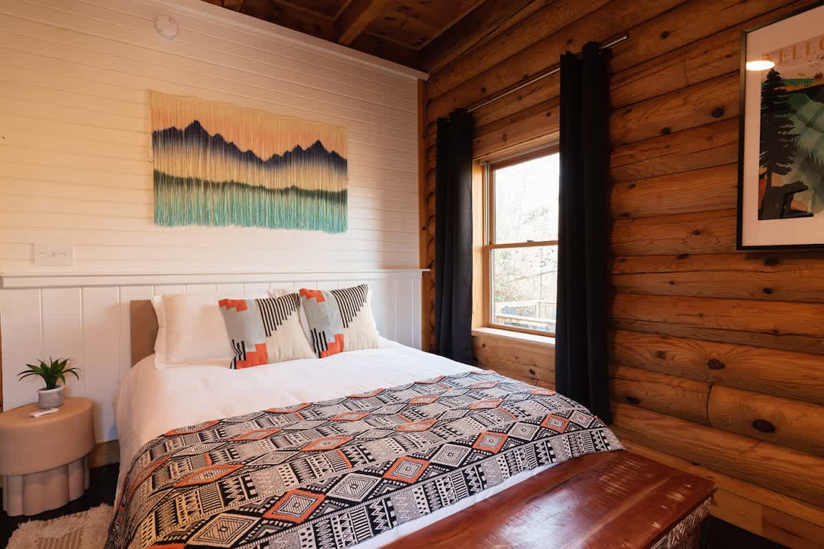 Chic Cabin w/ Fast WiFi & Fire Pit near Fun #5