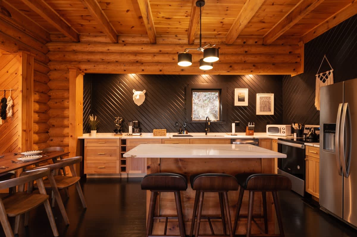 Chic Cabin w/ Fast WiFi & Fire Pit near Fun #42