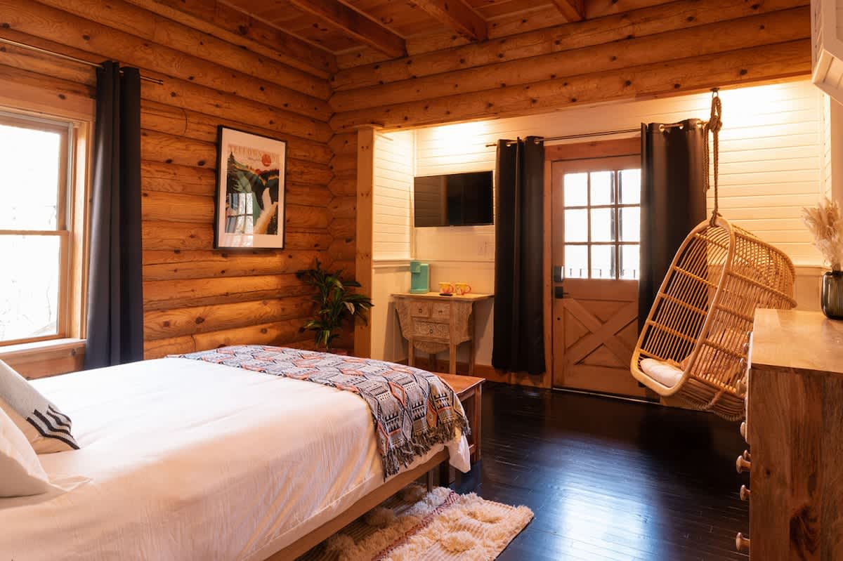 Chic Cabin w/ Fast WiFi & Fire Pit near Fun #34