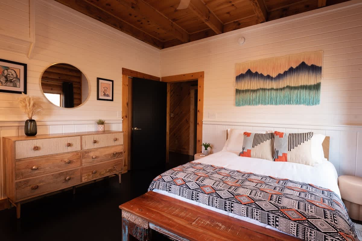 Chic Cabin w/ Fast WiFi & Fire Pit near Fun #39