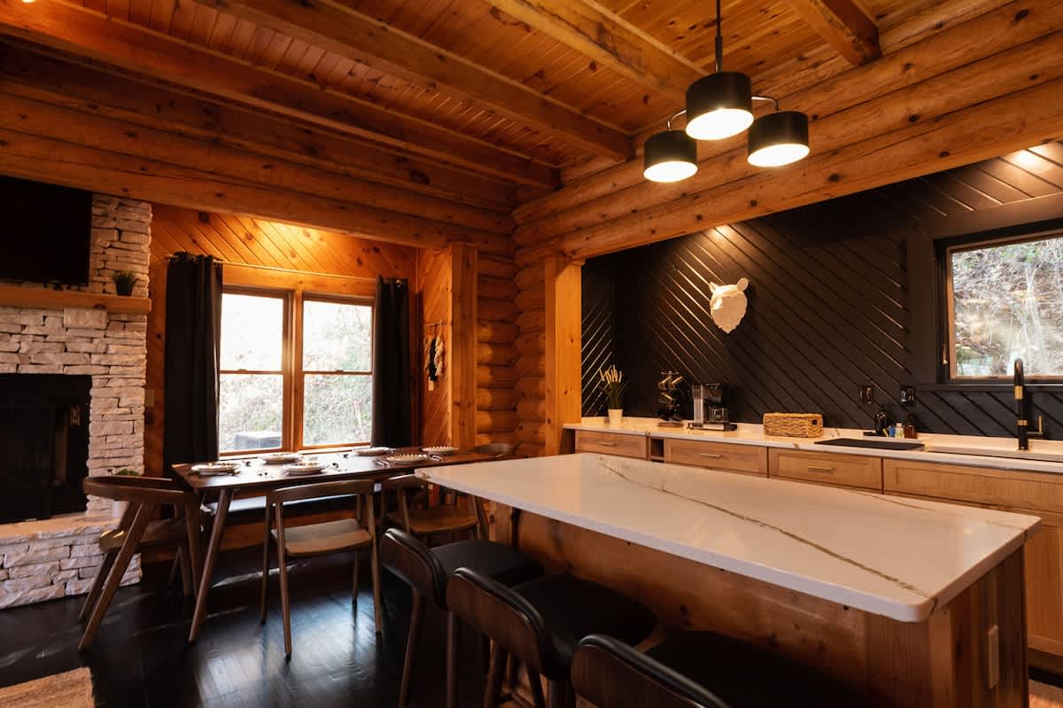 Chic Cabin w/ Fast WiFi & Fire Pit near Fun #23