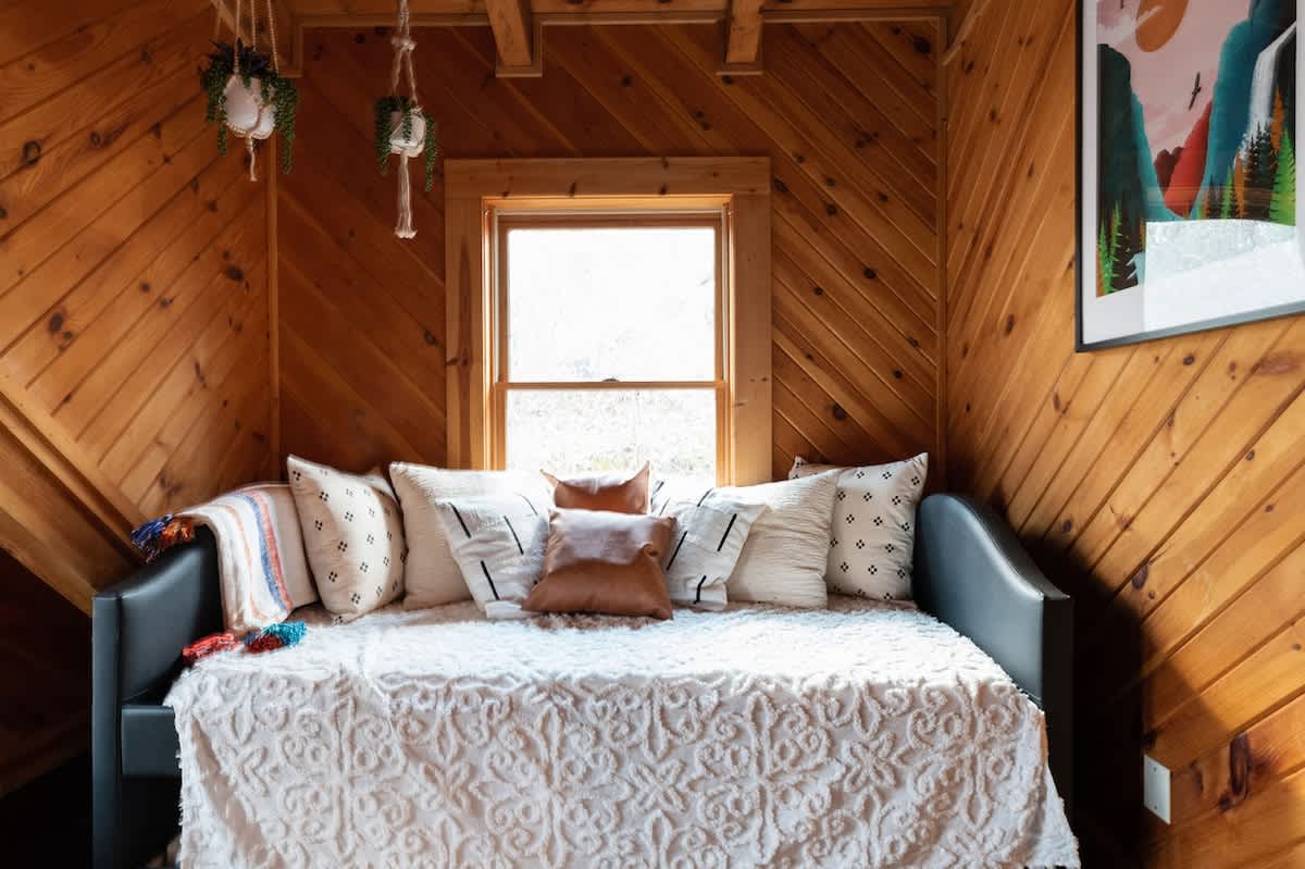 Chic Cabin w/ Fast WiFi & Fire Pit near Fun #50