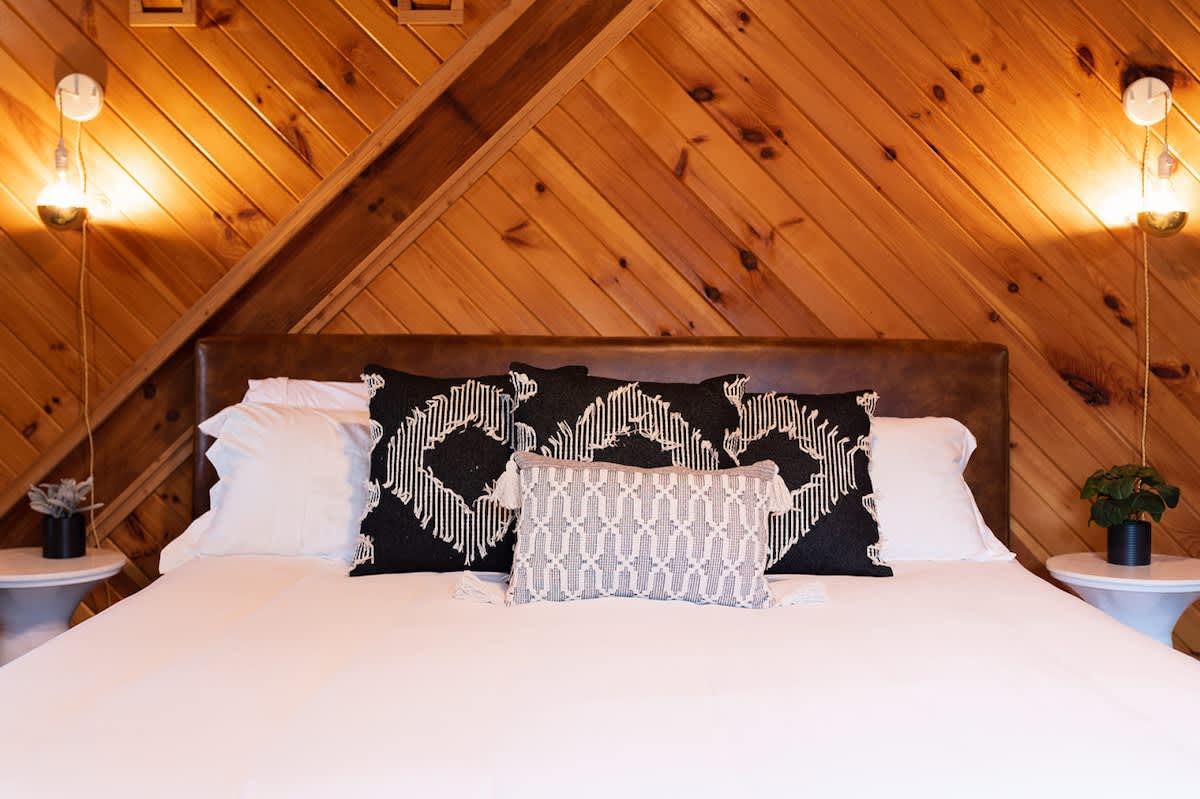 Chic Cabin w/ Fast WiFi & Fire Pit near Fun #28